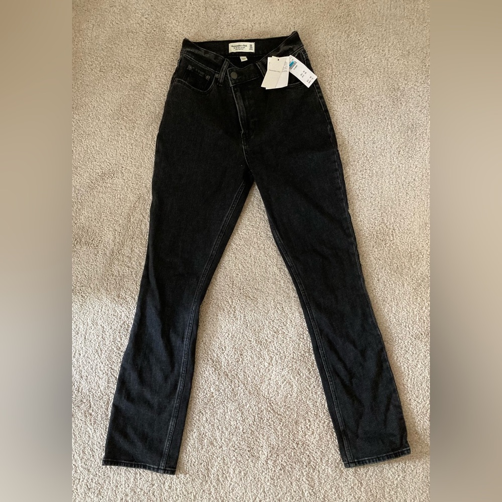 Abercrombie & Fitch NWT, black classic fit, straight leg jeans.